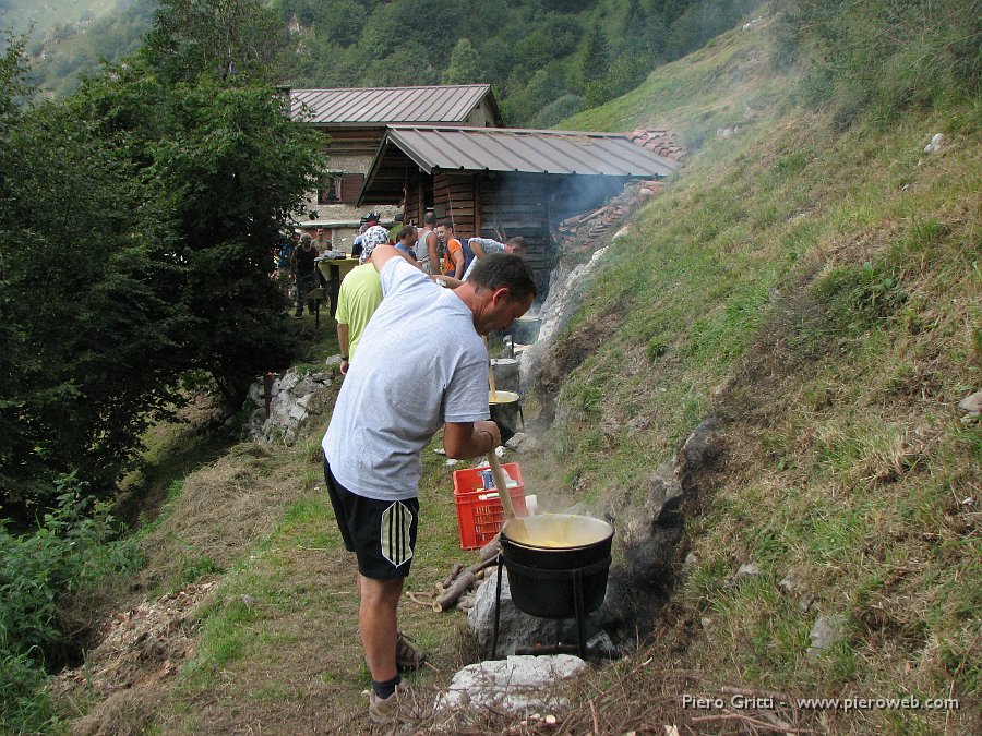 festaBeita 078.jpg - Polentari già all'opera...